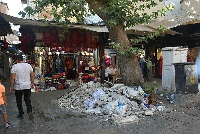 Vandallar balyozla yıkmıştı! İzmir Valiliği yeniden yapılması için harekete geçti