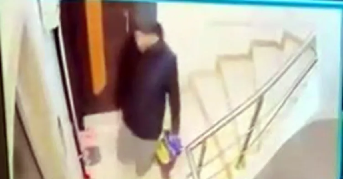 Kat kat gezen hırsızdan olay görüntüler! Beğendiği ayakkabıları tek tek poşete koydu