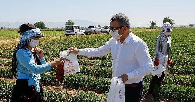İzmir’de tarım işçilerine 100 bin ücretsiz maske dağıtıldı
