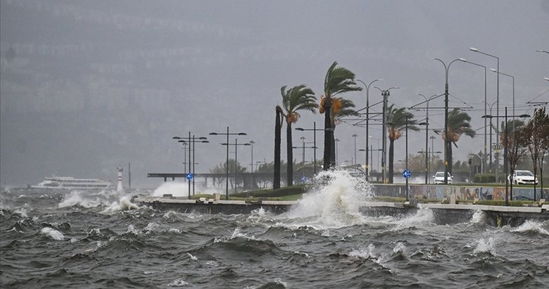 İzmir’de vapur seferlerine fırtına engeli!