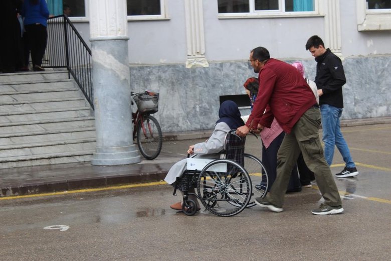Afyonkarahisar’da 98 yaşındaki yaşlı kadın sandığa gidip ‘demokrasi’ örneği sergiledi
