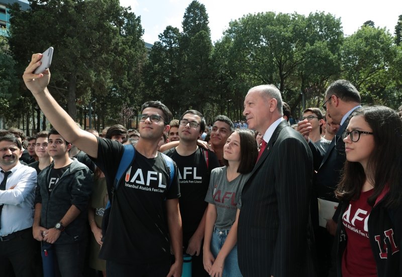Başkan Recep Tayyip Erdoğan Kadıköy’deki Atatürk Fen Lisesi’nde gençlerle özçekim yaptı