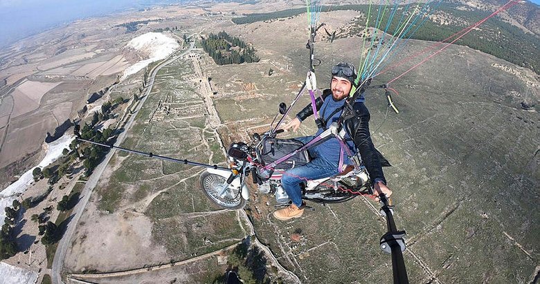 Paraşütüne bağladığı motosikletle uçtu