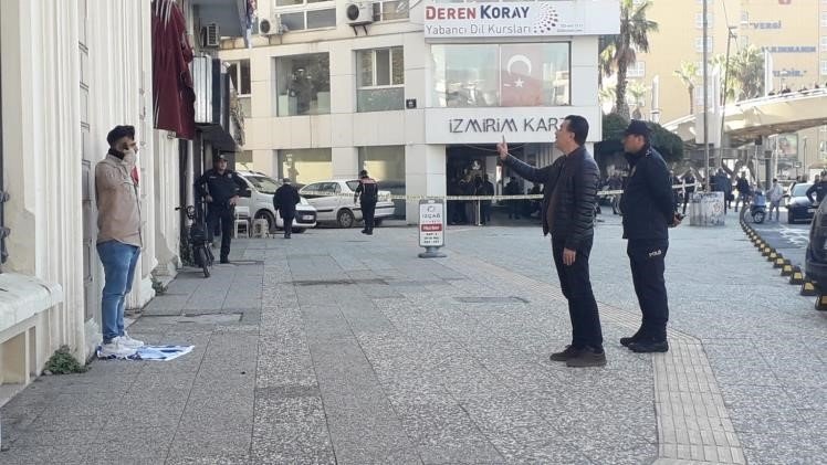 İzmir’de bir kişi İsrail bayrağını ayağının altına alıp, başına silah dayadı