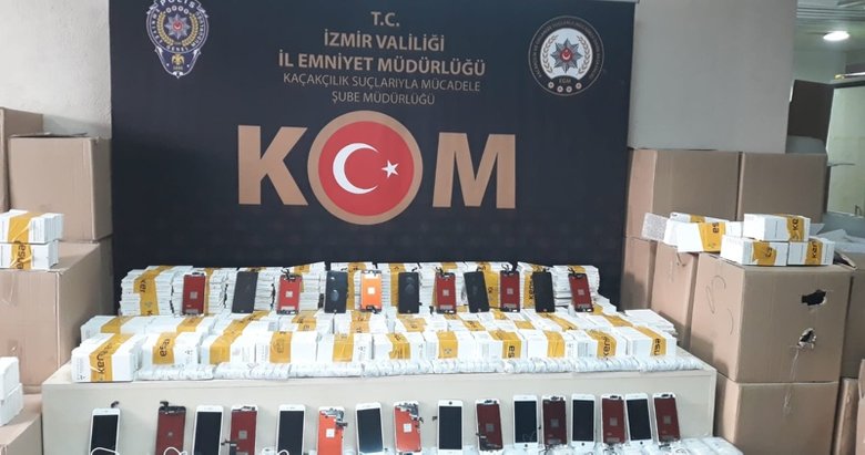 İzmir’de 4 bin 48 kaçak telefon aksesuarı ele geçirildi