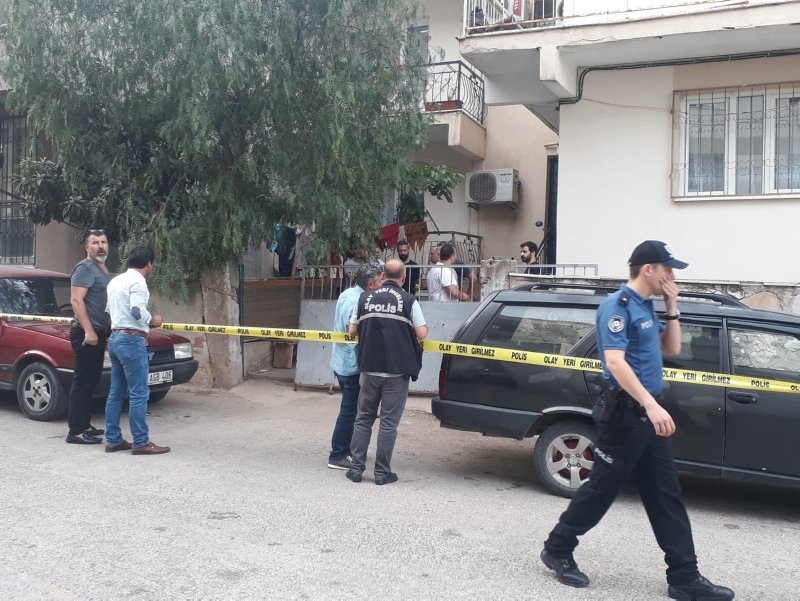 İzmir'in Buca ilçesinde Turan Güler (37), aynı binada bir alt katta oturan aÄabeyi Harun Gülerle (39) tartıÅtı. TartıÅmanın ardından balkonda oturan Harun Güler, üst katta oturan kardeÅinin balkondan pompalı tüfekle ateÅ açması sonucu yaÅamını yitirdi. ile ilgili görsel sonucu