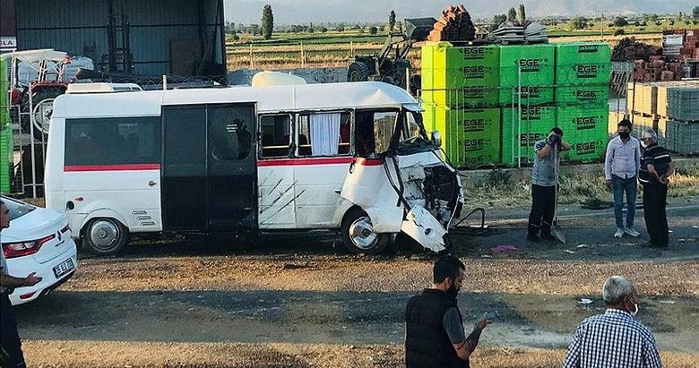 İzmir’de feci kazada can pazarı! Minibüs ile traktör çarpıştı