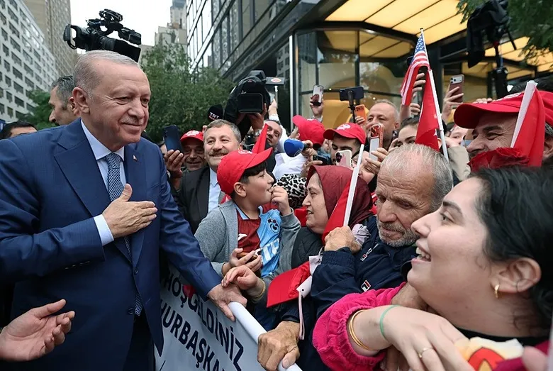 baskan-erdogan-abddeki-turkevine-girisinde-sevgi-gosterileriyle-karsilandi-1789970975669.jpeg