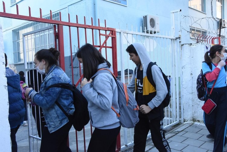 İzmir’de okula böyle geldiler! Velilerden koronavirüs önlemli