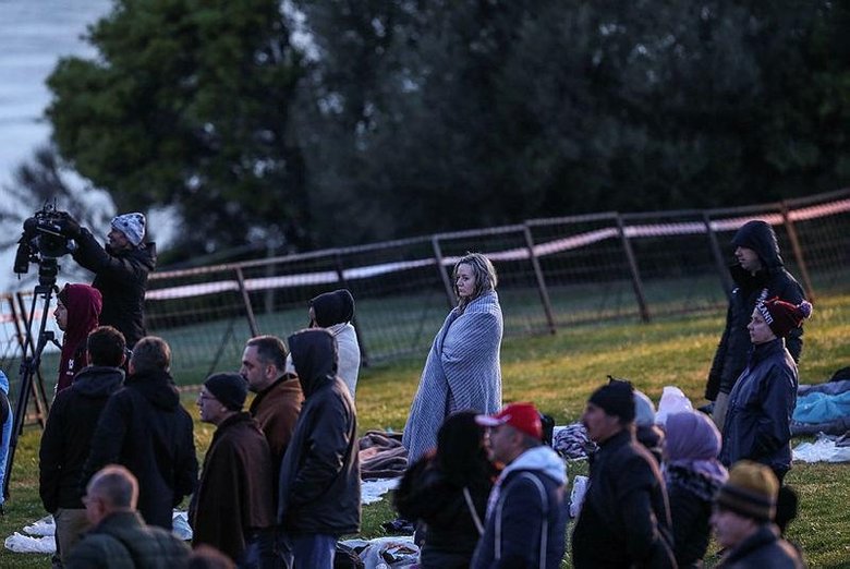 Anzaklar Çanakkale’de geleneksel ‘şafak ayini’ ile atalarını andı