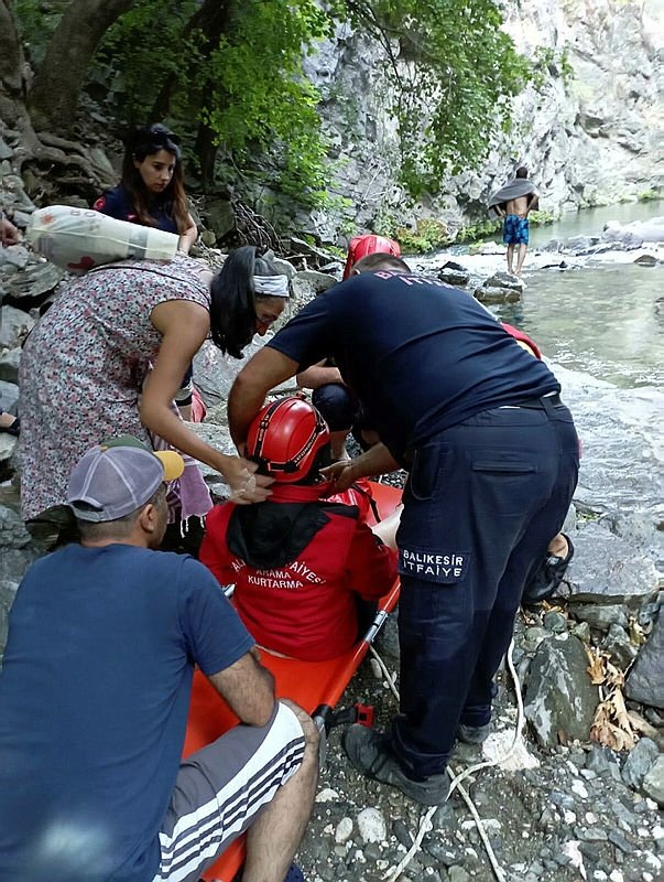Kanyona düşüp bacağını kırdı, itfaiye ekiplerince kurtarıldı