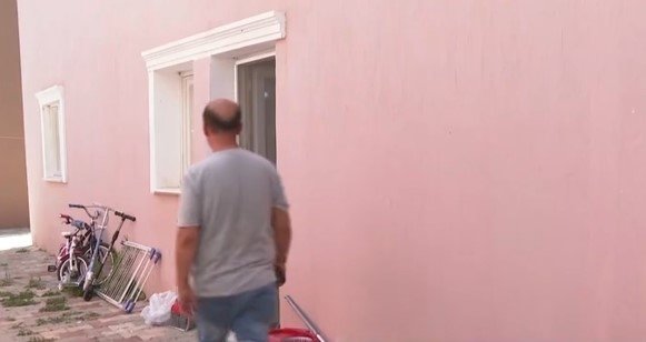 İzmir’de bir garip olay! Kiracılar çıkmayınca kendi evine misafir oldu
