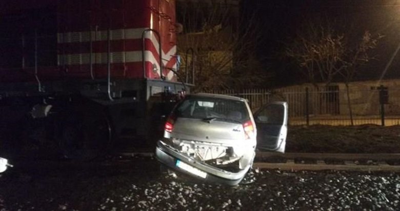 Aydın’da lokomotifin sürüklediği otomobilin sürücüsü yara almadan kurtuldu