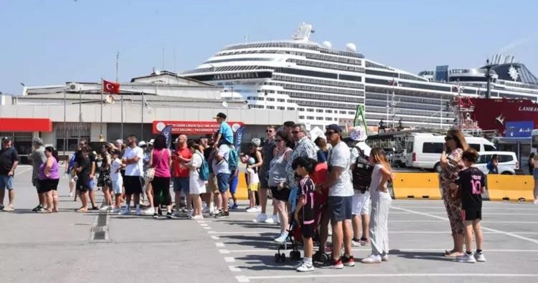 İzmir’de kruvaziyer bereketi! Binlerce yolcu geldi