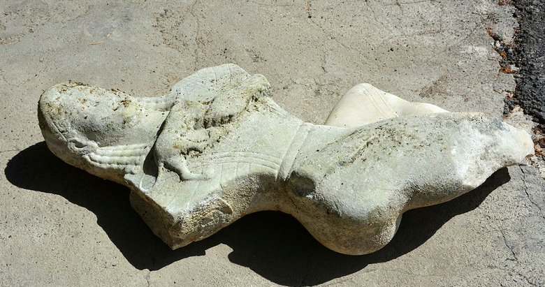 Muğla’da yavru aslanı emziren mermer kadın heykelinin diğer parçası bulundu