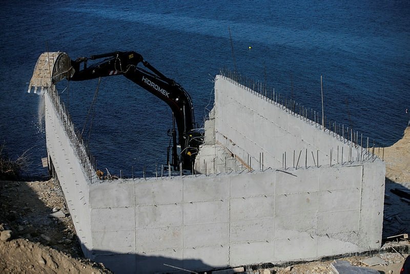 İzmir Karaburun’daki sit alanına yapılan inşaatta yıkım başladı