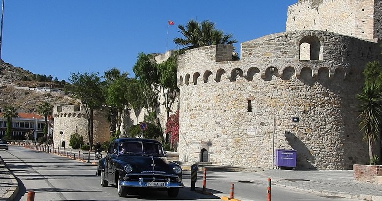 İzmir’de 65 yaş üstüne özel servis! 1952 model arabayla nostalji yaşattı