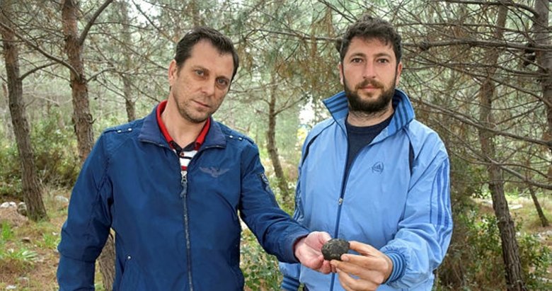 İzmir’de 2 işçi buldukları gizemli taşın sırını çözmeye çalışıyor