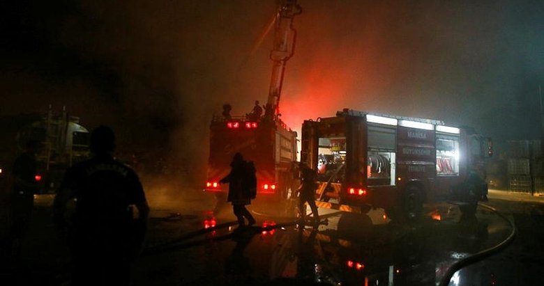 Manisa’da geri dönüşüm tesisinde çıkan yangın 4 saatte söndürüldü