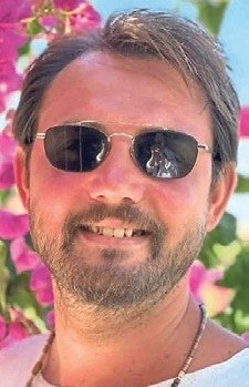 Dengesini kaybeden kuaför çatıdan düşerek canından oldu