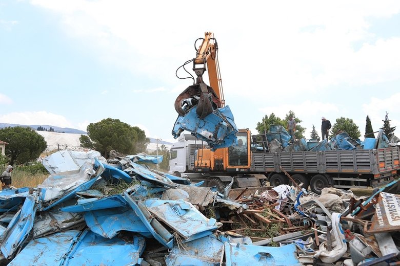 Pamukkale Belediyesi, turizm bölgesindeki hurda araçların bulunduğu depoyu kaldırdı