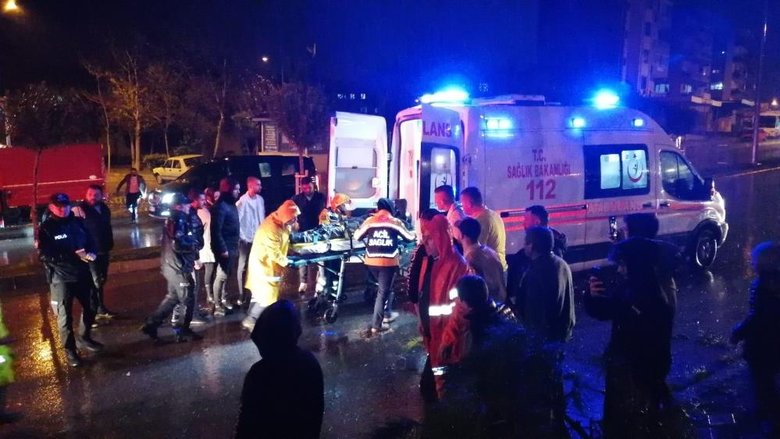 Porsche marka lüks araç kaldırıma çarparak yan yattı