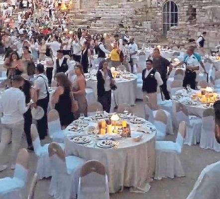 Efes’te turistik yol kazası