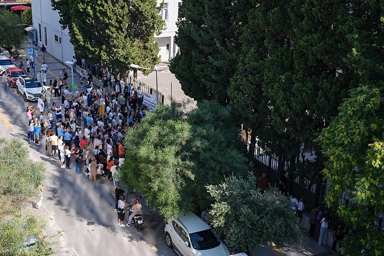 İzmir’de LGS heyecanı! Öğrenciler sınavda anne-babalar kapıda ter döktü