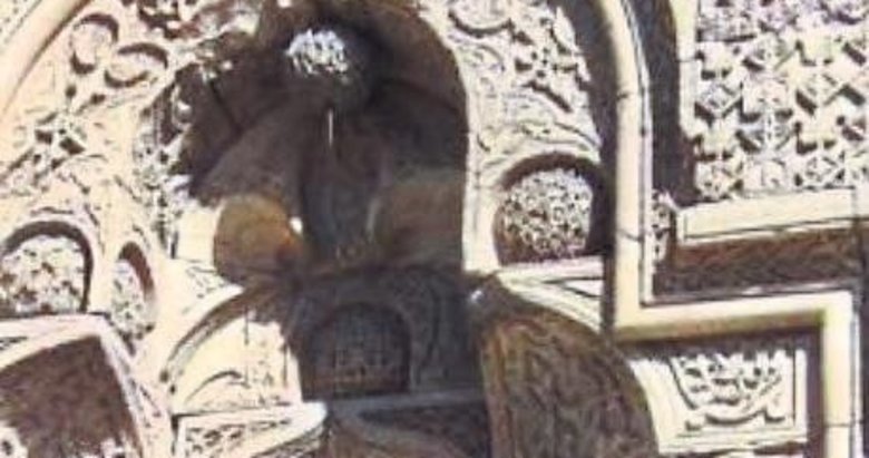 Namaz kılan insan silüeti