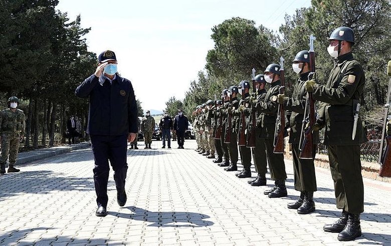 Bakan Akar ve komutanlardan Gökçeada’daki komando birliğine ziyaret