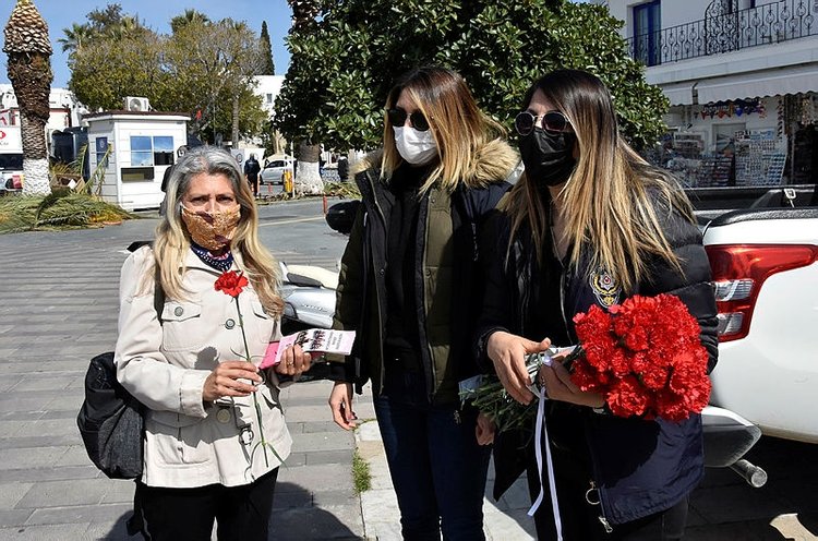 Bodrum’da cüzdanını düşüren kadın, polisin telefonuyla sevindi