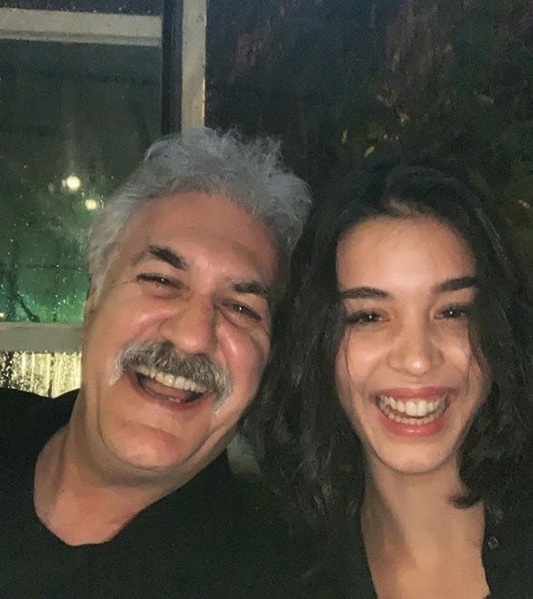 Ünlü oyuncu Tamer Karadağlı piyanist sevgilisi Iraz Yıldız’dan ayrıldı