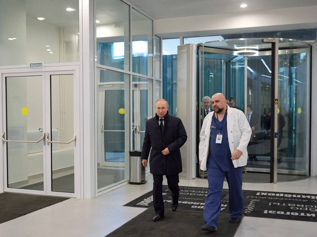 Putin koronavirüs hastalarını böyle ziyaret etti