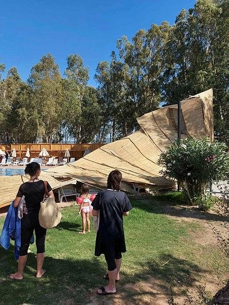 Didim’de faciadan dönüldü! Rüzgar otelin tentesini uçurdu