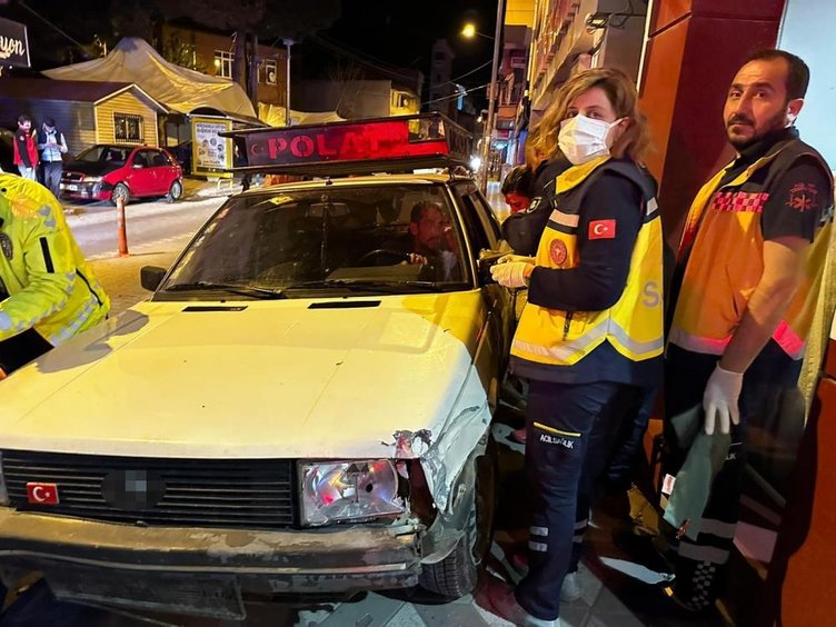 Balıkesir’de ilginç olay! Yaralıları hastaneye götürürken kandan etkilenerek fenalaştı, kendisi de kaza yaptı