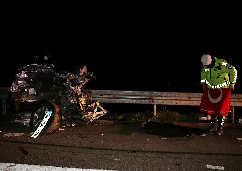 İzmir-İstanbul Otoyolu’ndaki kazada ikiye bölünen otomobilden yara almadan kurtuldu