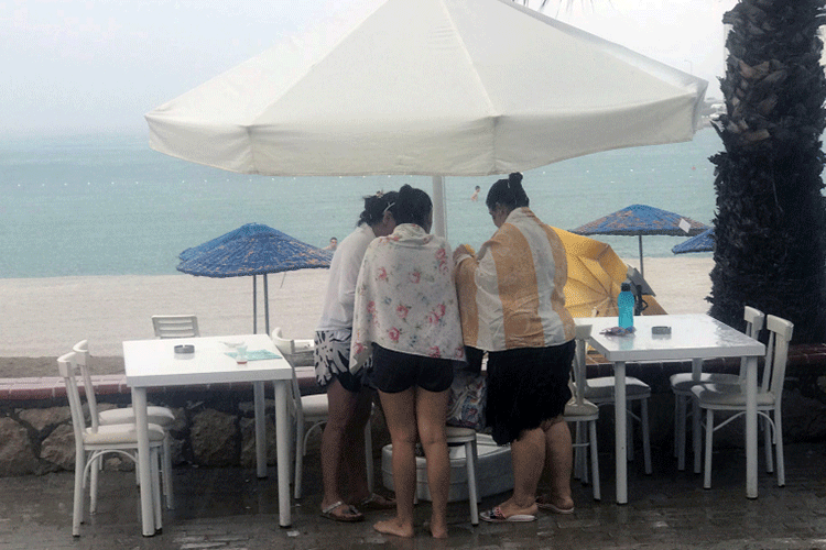İzmir’de tatilcilere yağmur sürprizi