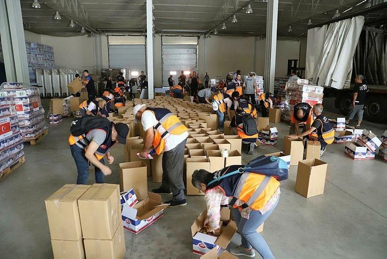 İzmir’den Pakistan’a yardım eli! 2 tır dolusu malzeme gönderildi