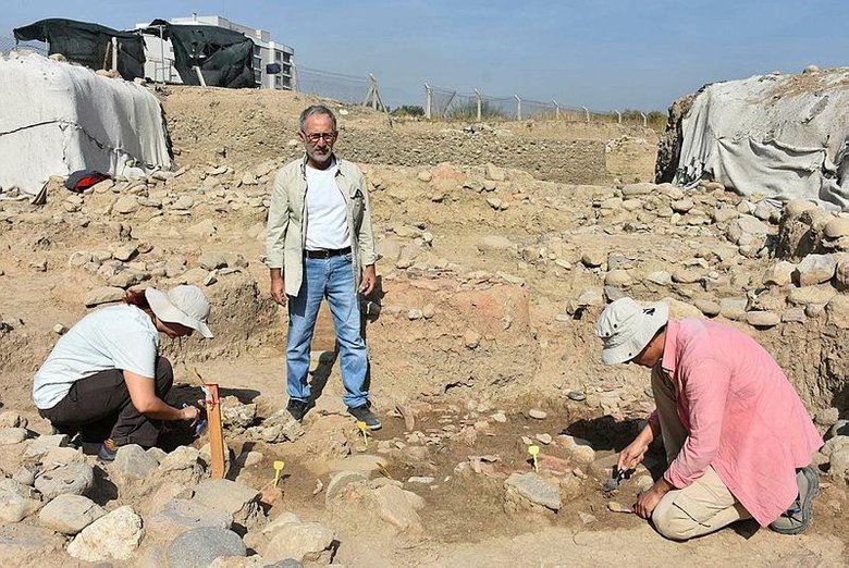 İzmir’deki Yeşilova Höyüğü’nde 8 bin 200 yıllık atölye bulundu