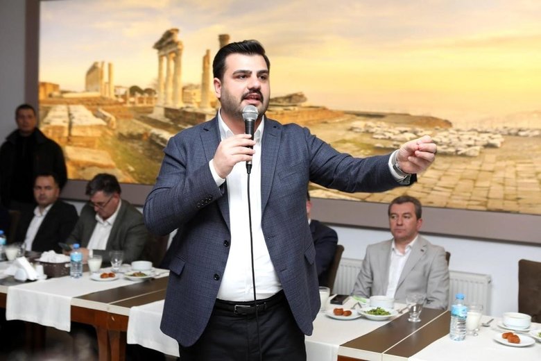 AK Parti’li İnan’dan CHP afişlerine sert eleştiri: İzmir sizden hakkını nasıl alsın?