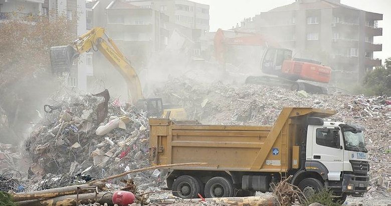 Depremde hasar gören binaların yıkımından yükselen toza esnaf tepkisi