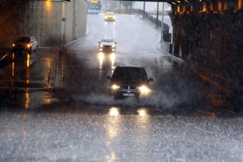 İstanbul’da sağanak nedeniyle yolları su bastı, vapur seferleri iptal