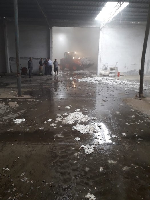 İzmir Foça’da pamuk deposu yandı