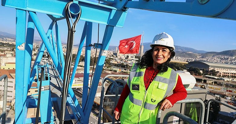 45 yaşında kule vinç ehliyeti alan kadın operatör, İzmir’deki yüksek binalara imzasını atıyor