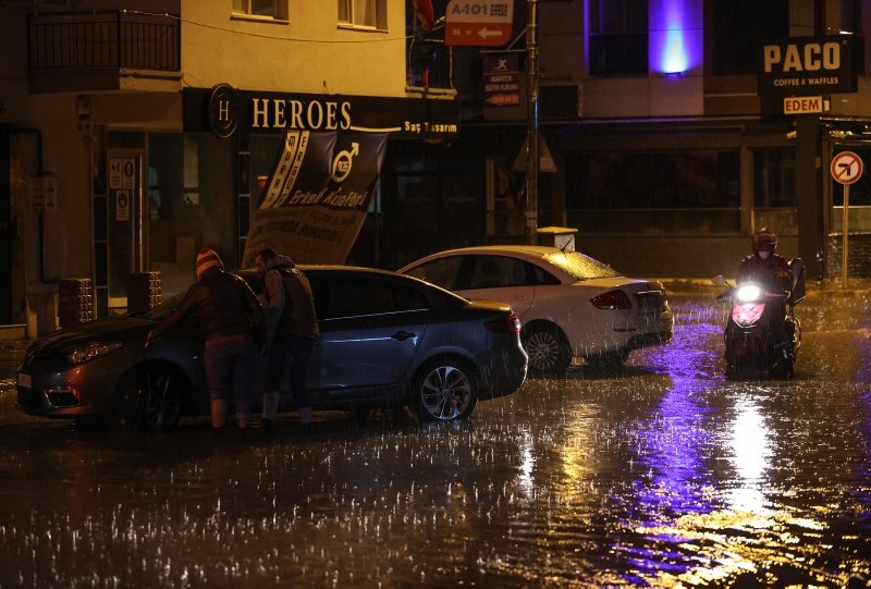 İzmir’de sel önüne kattığını götürdü! Vatandaşlardan altyapı isyanı