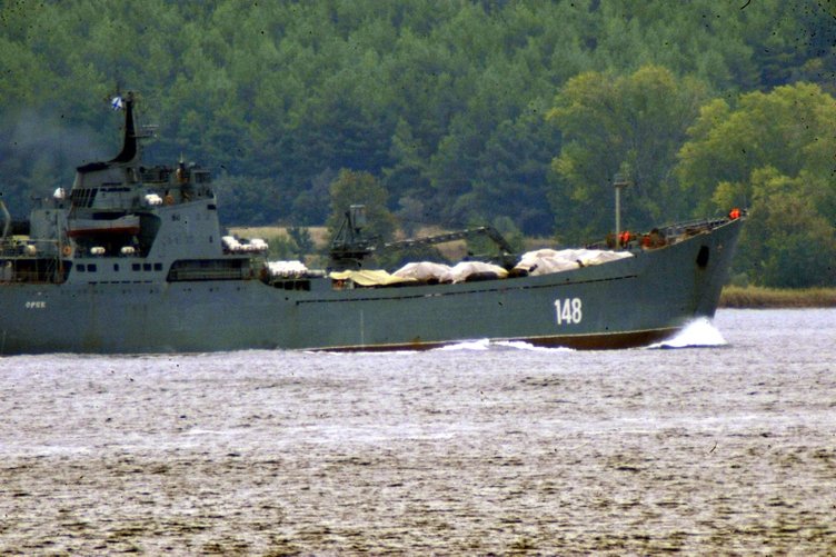 Dikkat çeken detay! Rus savaş gemisi Çanakkale’den geçerken...