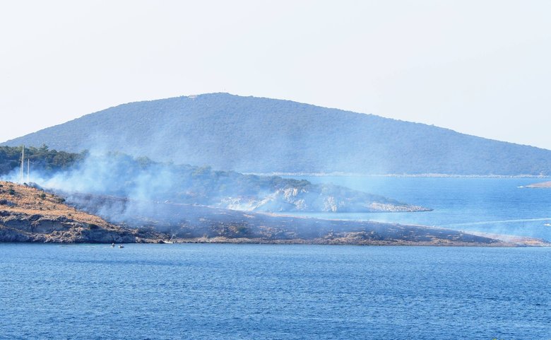 Göltürkbükü’nde yüzerek gidip yangını söndürdüler