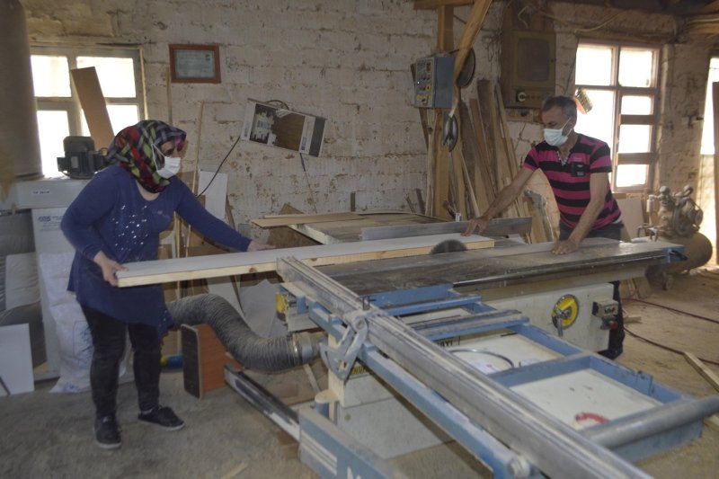 3 çocuk annesi kadın eşine yardım için başladı, marangoz ustası oldu