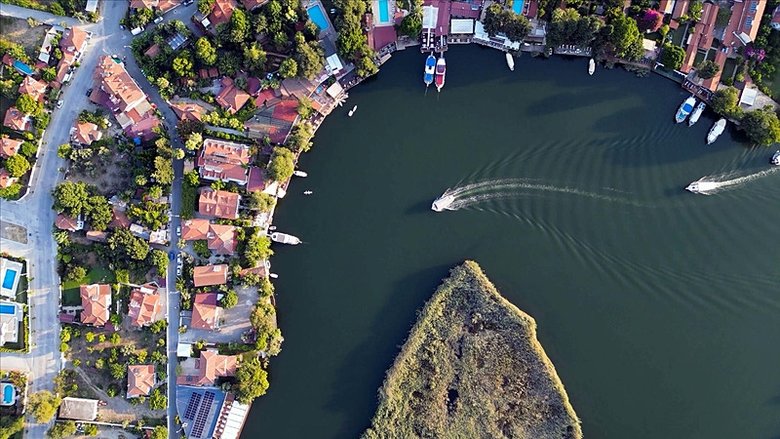 Her yıl binlerce turist ziyaret ediyor! Dalyan Kanalı’nın labirent görünümülü sazlıkları