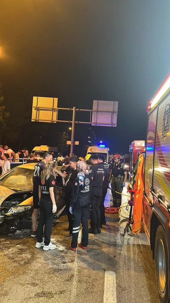 İzmir Yolu Acemler istikametinde feci kaza! Otomobil bariyerlere çarpıp böyle takla attı..